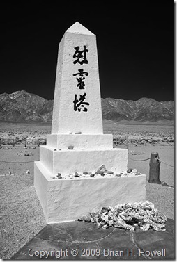 Monument_at_Manzanar